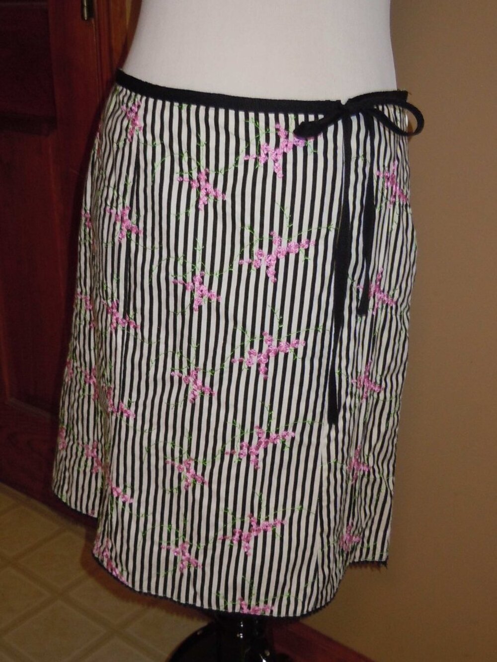 VINTAGE B/W STRIPE EMBROIDERED SKIRT BY AUTOGRAPH SZ 10